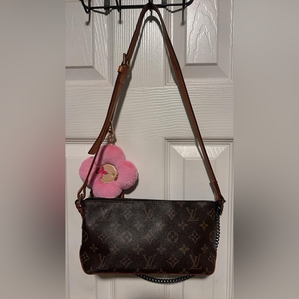 Authenticated- Vintage Louis Vuitton LV Trotter Bag - adjustable strap - Picture 2 of 15